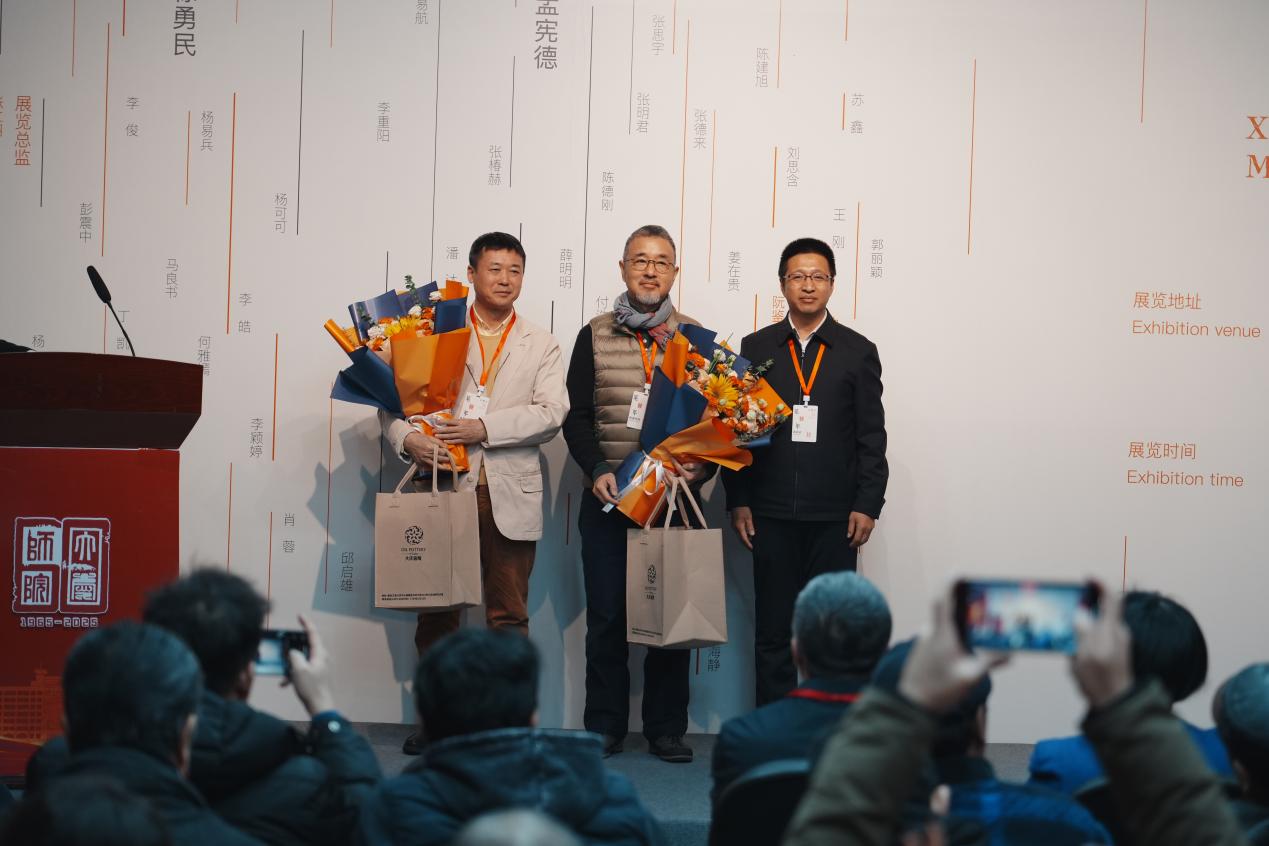 mg冰球突破官方网站校长张平教授上台,向两位教授赠送一份来自大庆的特别纪念礼物