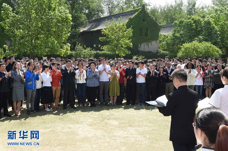 5月4日,中共中央总书记、国家主席、中央军委主席习近平在北京大学考察。这是习近平在校园观看北大师生纪念五四运动95周年青春诗会。新华社记者马占成摄